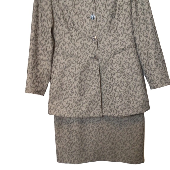 Halston Long Full button Jacket and Skirt Suit Women's Size 6 - Picture 3 of 14